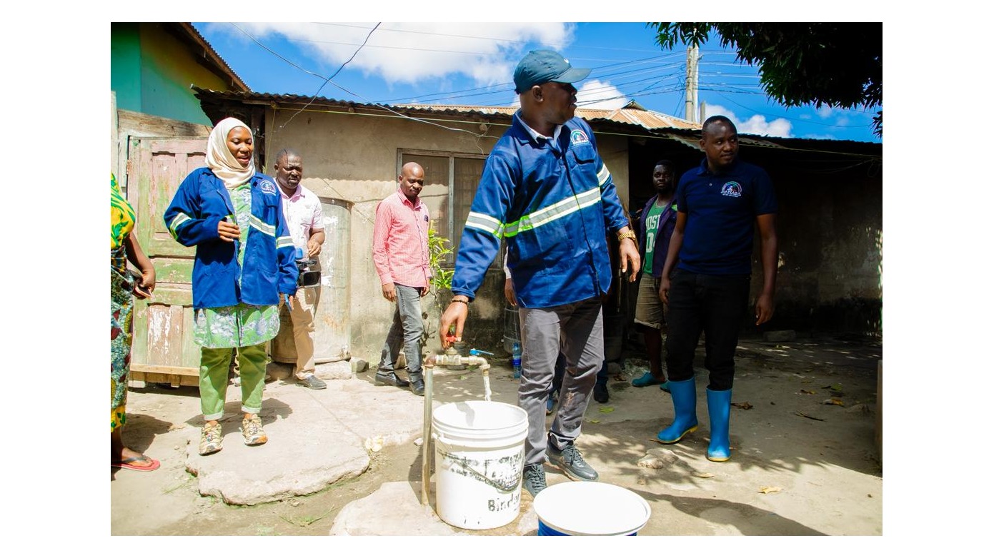 WAZIRI AWESO AENDELEA NA ZIARA KUFUATILIA HALI YA MAJI DAR, AKAGUA TENKI LA KISANGA